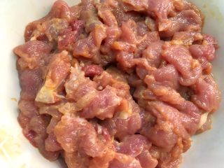 5、水煮肉片,用筷子搅拌均匀，腌制20分钟。