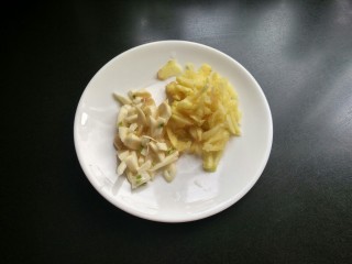 5、虎皮青椒,大蒜生姜切碎。