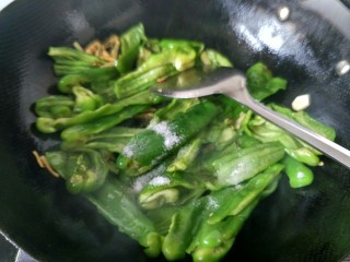 13、虎皮青椒,放适量的盐。