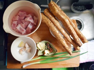 1、排骨烧山药 （电饭煲版）,准备食材。在超市买的排骨（我用的猪前排）让工作人员剁成小块，回来用清水冲洗干净后，再净泡约十五分钟，去血水。