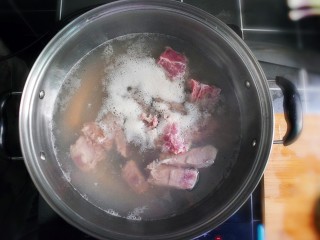 2、排骨烧山药 （电饭煲版）,锅內冷水放入排骨，水烧开，并撇去上浮的血沫。