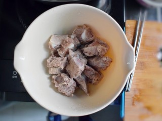 3、排骨烧山药 （电饭煲版）,将排骨捞起并用清水冲洗干净。