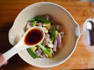 5、排骨烧山药 （电饭煲版）,将切好的葱段、蒜、姜片放入排骨中，搅拌均匀，并加入两勺生抽。