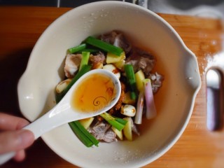 6、排骨烧山药 （电饭煲版）,两勺料酒。