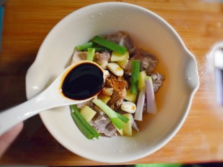 7、排骨烧山药 （电饭煲版）,两勺老抽。