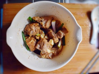 8、排骨烧山药 （电饭煲版）,搅拌均匀后，腌制半个小时。