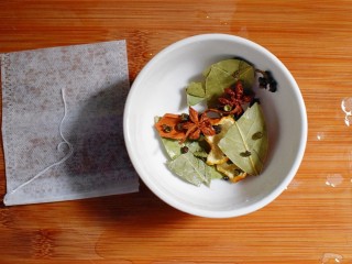 9、排骨烧山药 （电饭煲版）,准备大料（香味、桂皮、花椒、陈皮、八角）并清洗干净。