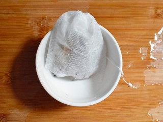 10、排骨烧山药 （电饭煲版）,将洗干净的大料装入袋子中。（没有也可忽略）