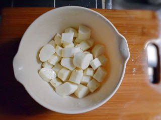 14、排骨烧山药 （电饭煲版）,将山药去皮，并切成小块。