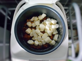 15、排骨烧山药 （电饭煲版）,半个小时后，加入山药，继续煮二十分钟后，关电，焖十分钟左右。