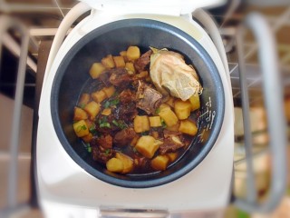 16、排骨烧山药 （电饭煲版）,撒上葱花，此时可以尝一下，根据自己的口味加少许的盐，喜欢清淡口味的，也可以不加哦！