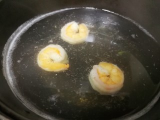 3、母亲节～沙拉花束,虾仁入热水锅汆熟，捞起备用。