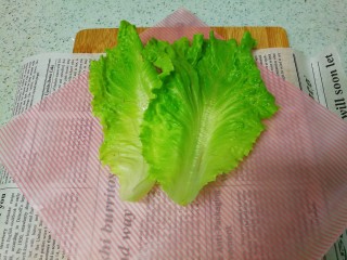 11、母亲节～沙拉花束,生菜叶洗净并甩干水分，摆放在油纸上面。