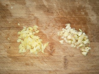 3、醋溜白菜,蒜和姜切末