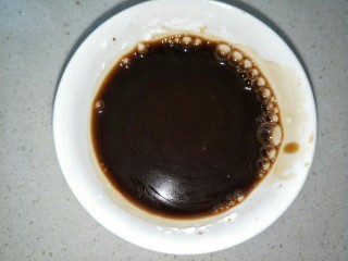 6、醋溜白菜,用一个小碗，加一勺醋，两勺生抽，半勺蚝油，两勺水，少许盐，适量的淀粉调匀备用。