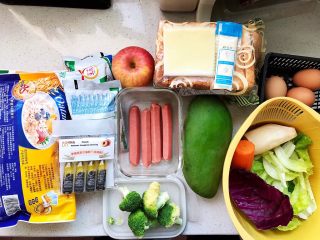 1、快手营养早餐07,所有用到的食材都在这里，为了节省早晨的时间，前一晚洗好了紫甘蓝、生菜、西蓝花、胡萝卜、杏鲍菇、苹果；