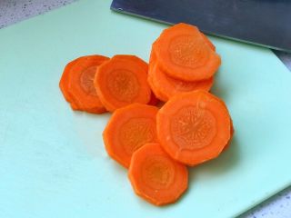 2、快手营养早餐07,胡萝卜去皮切片备用；