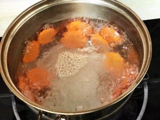 3、快手营养早餐07,小锅水开后，下胡萝卜焯水；