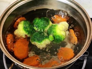 4、快手营养早餐07,1分钟后放入西蓝花，一起煮4分钟；