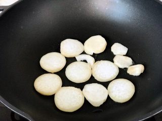 5、快手营养早餐07,另一边，热锅热油放入杏鲍菇切片，中小火煎；