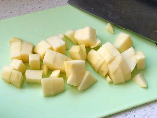 6、快手营养早餐07,同时苹果去皮切小块；