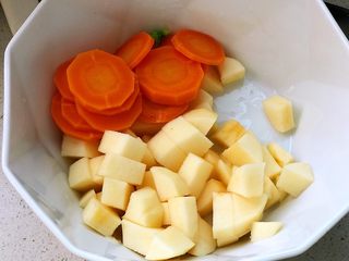 7、快手营养早餐07,胡萝卜出锅捞出备用；