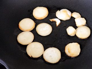 8、快手营养早餐07,杏鲍菇翻另一面煎，煎至两面焦黄即可出锅；