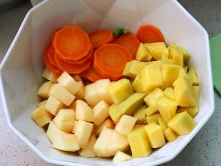 9、快手营养早餐07,接着，青芒去皮切小块备用；