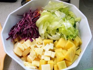 12、快手营养早餐07,生菜用手撕碎放入大碗里；