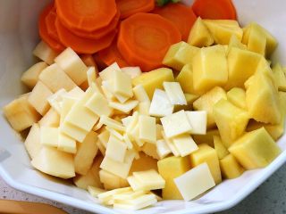 10、快手营养早餐07,芝士切小片；