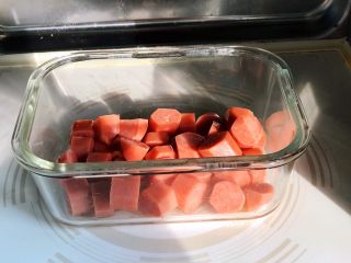 13、快手营养早餐07,另一边烤肠切小段，入微波炉高火2分30秒即可；