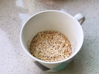 14、快手营养早餐07,同时燕麦片倒入碗内备用；