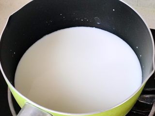 15、快手营养早餐07,牛奶加热，我喜欢热牛奶泡麦片，如果你喜欢冷泡，就可以省去这一步啦；