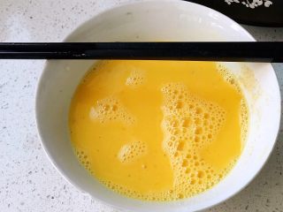 17、快手营养早餐07,加适量白胡椒粉和1瓷勺白开水，打散搅匀；