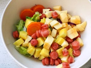 19、快手营养早餐07,换了一个更大的沙拉碗（刚才那个完全拌不开），放入微波炉烤好的香肠；