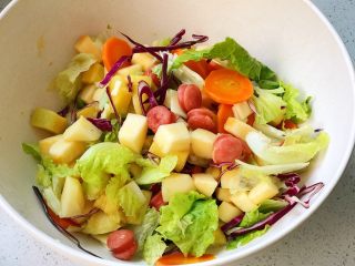 20、快手营养早餐07,在沙拉碗里，把所有处理好的食材拌匀；