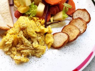 21、快手营养早餐07,拌好后盛盘，摆上煎好的杏鲍菇片和炒好的鸡蛋，撒一层研磨黑胡椒粒；