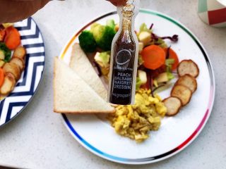 22、快手营养早餐07,这小瓶是在超市买的意式油醋汁，香桃味的，口味清香，微微酸口，不黏腻；