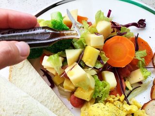 23、快手营养早餐07,用手轻轻一掰就打开了，均匀洒在果蔬沙拉上，吃的时候拌匀即可；