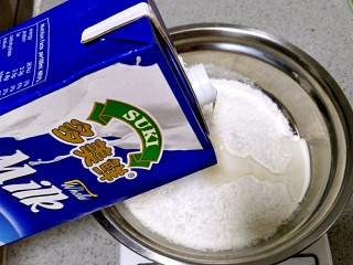 2、香蕉牛奶椰蓉包,加入25g牛奶，25g是参考量，面粉不同，香蕉的含水量不同，视情况增减