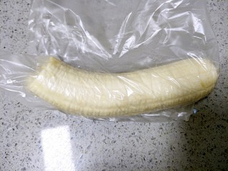 4、香蕉牛奶椰蓉包,把香蕉剥皮放在保鲜袋里压成泥，和面粉一起揉成面团。用后油法揉至完全阶段，发酵至两倍大