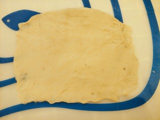 6、香蕉牛奶椰蓉包,把面团擀成长方形，左右下三个边要尽量的薄