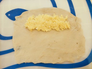 7、香蕉牛奶椰蓉包,把椰蓉馅放在厚的一端，从上向下卷