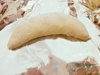 8、香蕉牛奶椰蓉包,卷成长条，用手稍微整形