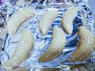 11、香蕉牛奶椰蓉包,在香蕉的表面挤上沙拉酱，顺着香蕉的弧度，很细很细的三条