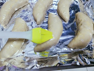 10、香蕉牛奶椰蓉包,发酵完成后刷鸡蛋液