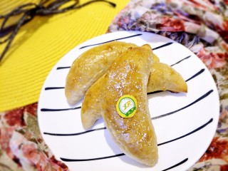 12、香蕉牛奶椰蓉包,烤箱预热，中层180度12分钟，上色即可啦，烤好后也可以筛上一层糖粉，看自己喜好啦
