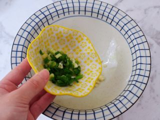 3、酸辣拌面,加入葱花