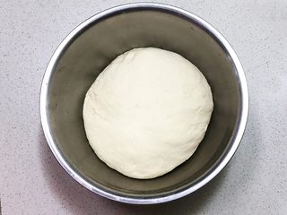 6、奶香豆沙饼,揉成光滑的面团