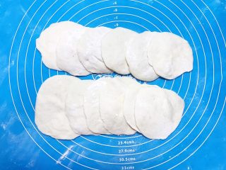 11、奶香豆沙饼,擀成面皮